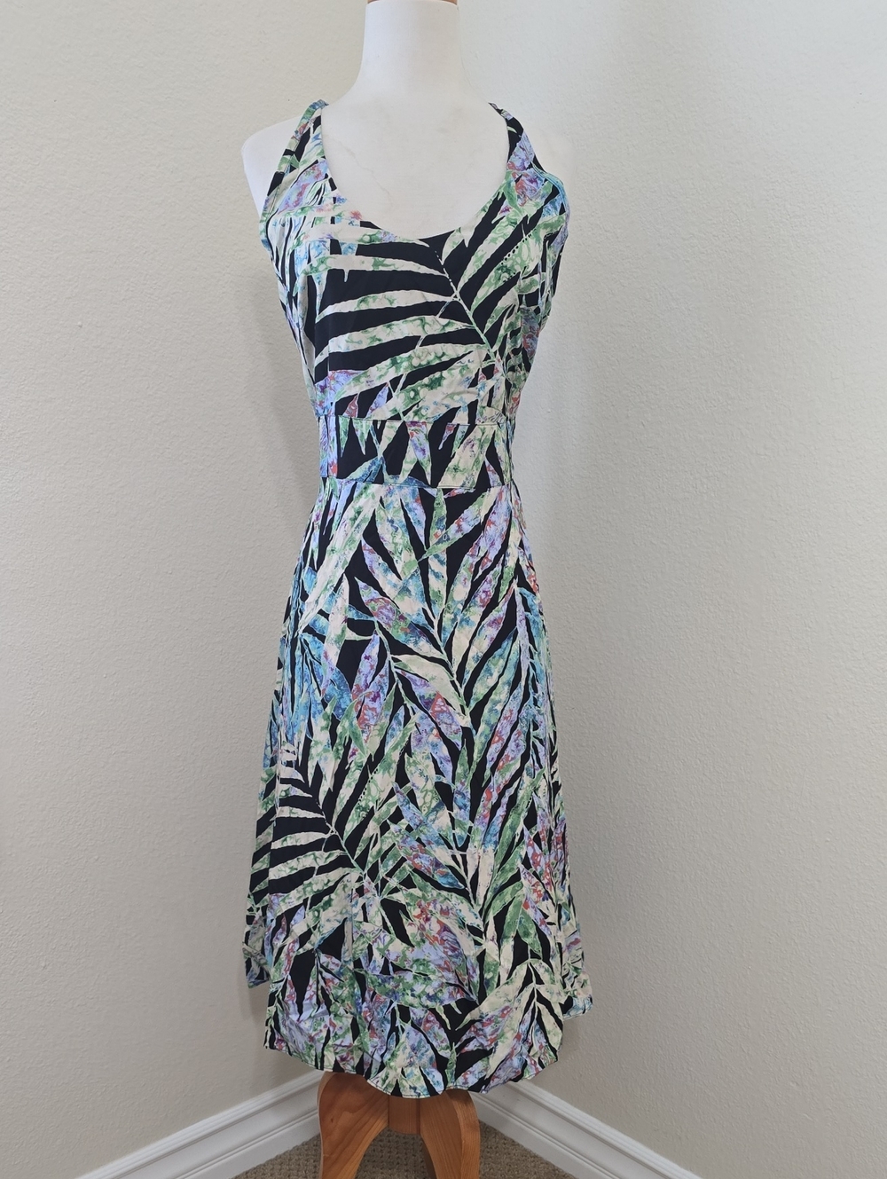 Sleeveless Tropical Leaf Midi Dress in Blackโ and Pastel M